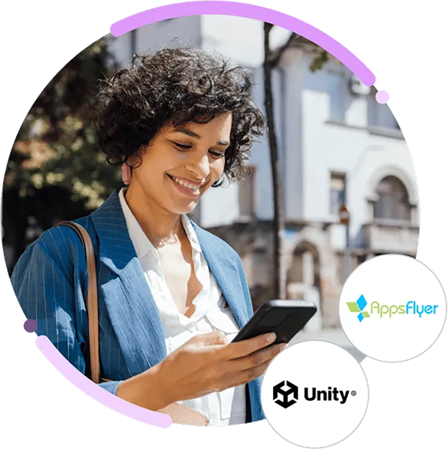 Una persona mira su teléfono y sonríe