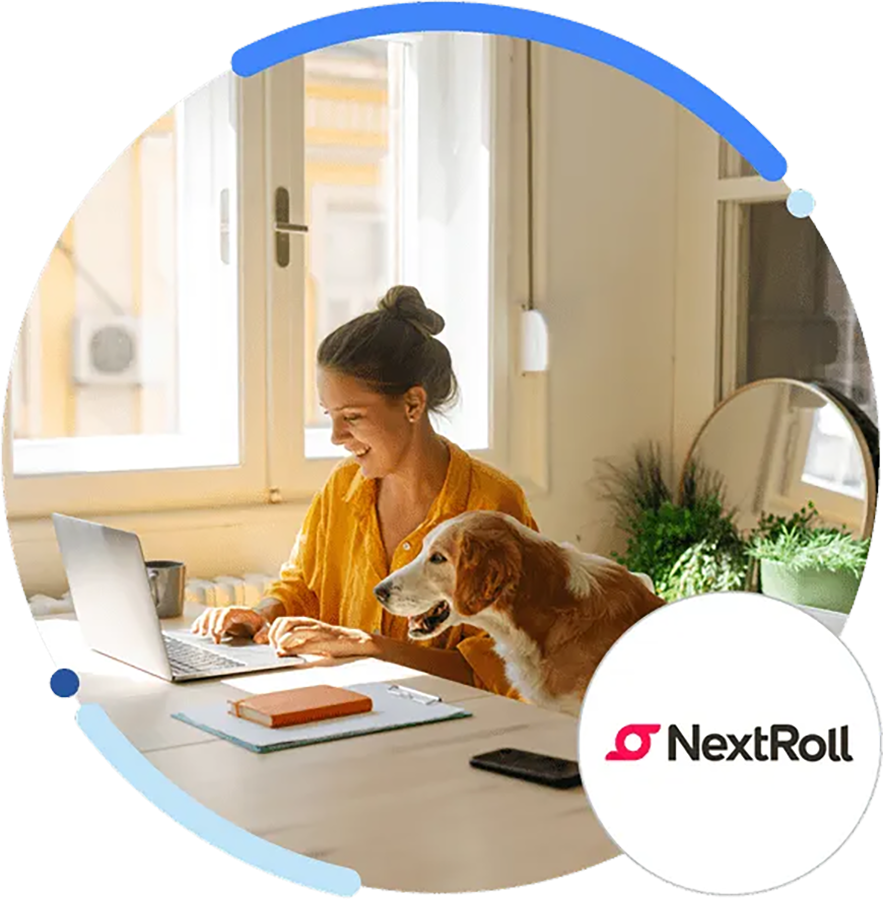 Pessoa sorrindo trabalhando em um laptop, com um cachorro ao lado